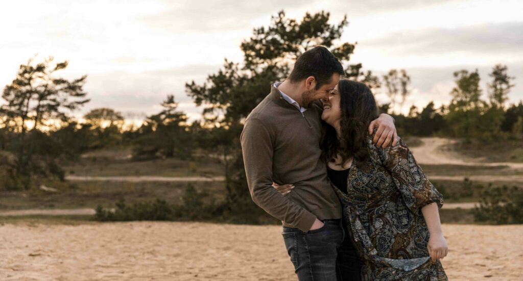 Een loveshoot in Apeldoorn waarbij het koppel op een spontane en ontspannen manier wordt vastgelegd in een natuurlijke setting. Perfecte manier om echte emoties en connectie te vangen tijdens een lifestyle fotoshoot.