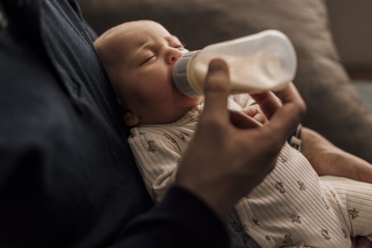 Newborn fotoshoot Apeldoorn baby shoot pasgeboren familie gezin Gelderland Beekbergen Teuge Twello Ugchelen Vaassen papa mama