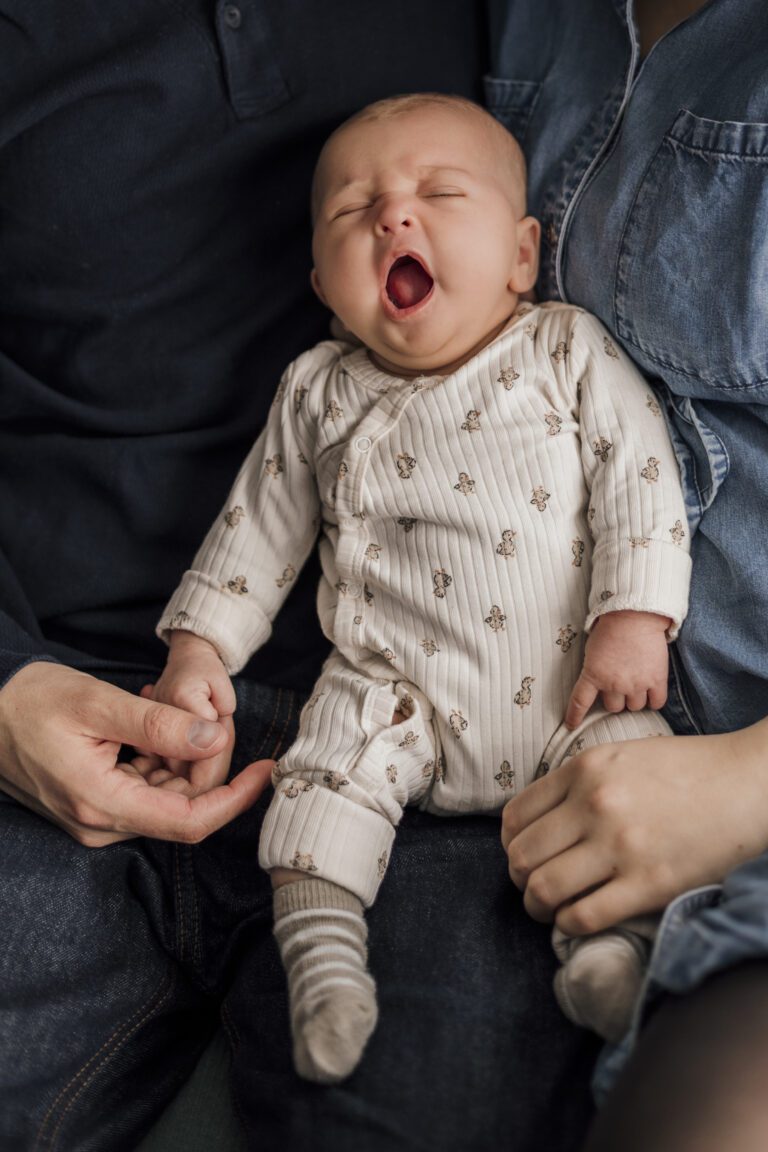 Newborn fotoshoot Apeldoorn baby shoot pasgeboren familie gezin Gelderland Beekbergen Teuge Twello Ugchelen Vaassen papa mama