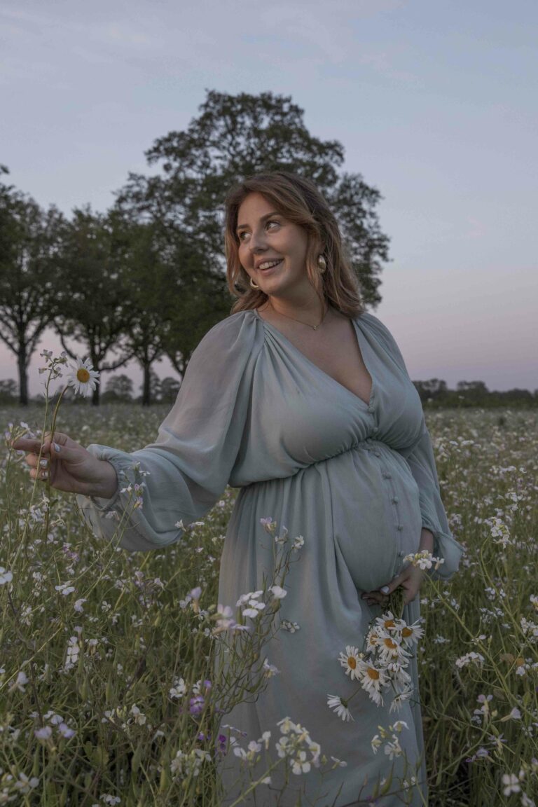 Zwangerschapshoot Apeldoorn gezin koppel babay mama bloemen heide gelderland