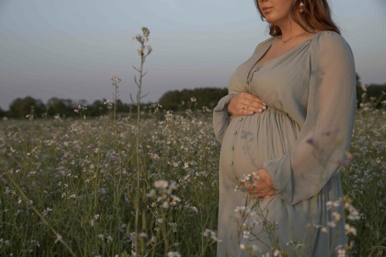 Zwangerschapshoot Apeldoorn gezin koppel babay mama bloemen heide gelderland