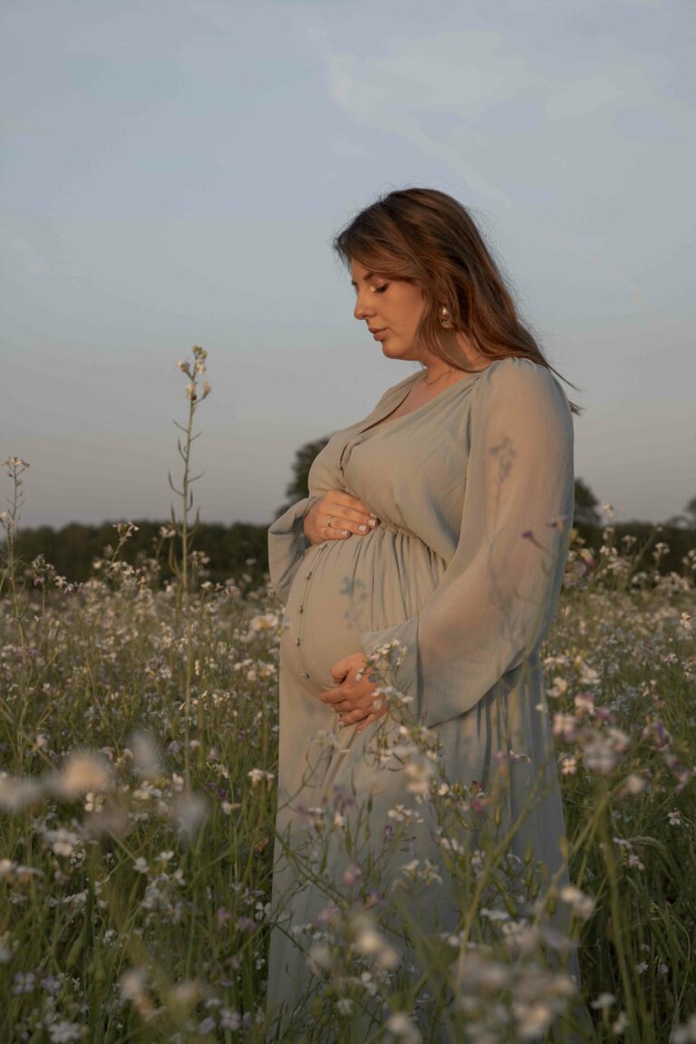 Zwangerschapshoot Apeldoorn gezin koppel babay mama bloemen heide gelderland buik foto's zwanger