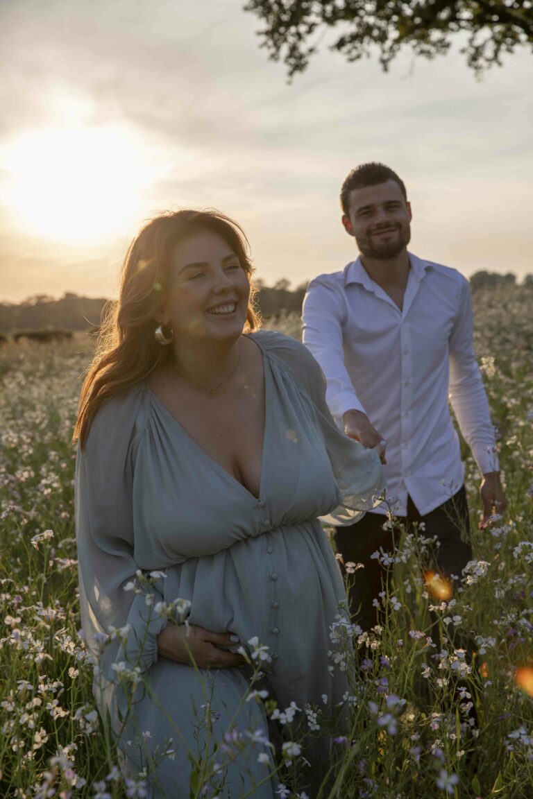 Zwangerschapshoot Apeldoorn gezin koppel babay mama bloemen heide gelderland