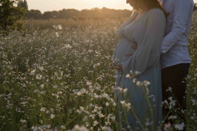 Zwangerschapshoot Apeldoorn gezin koppel babay mama bloemen heide gelderland