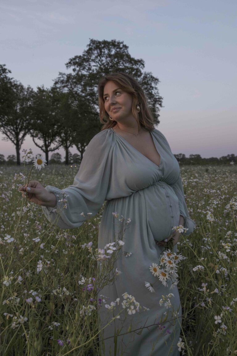 Zwangerschapshoot Apeldoorn gezin koppel babay mama bloemen heide gelderland