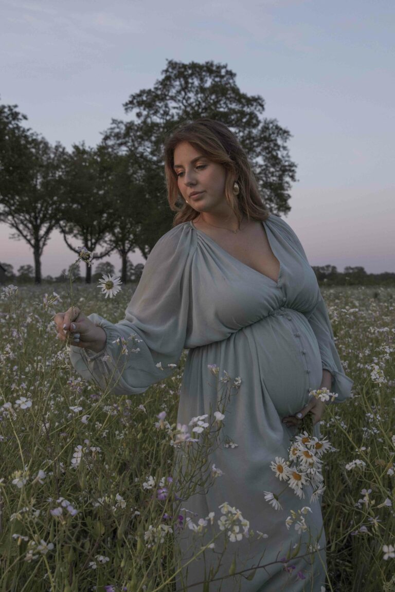 Zwangerschapshoot Apeldoorn gezin koppel babay mama bloemen heide gelderland