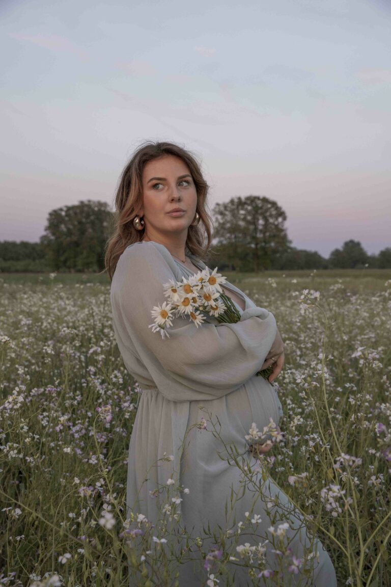 Zwangerschapshoot Apeldoorn gezin koppel babay mama bloemen heide gelderland