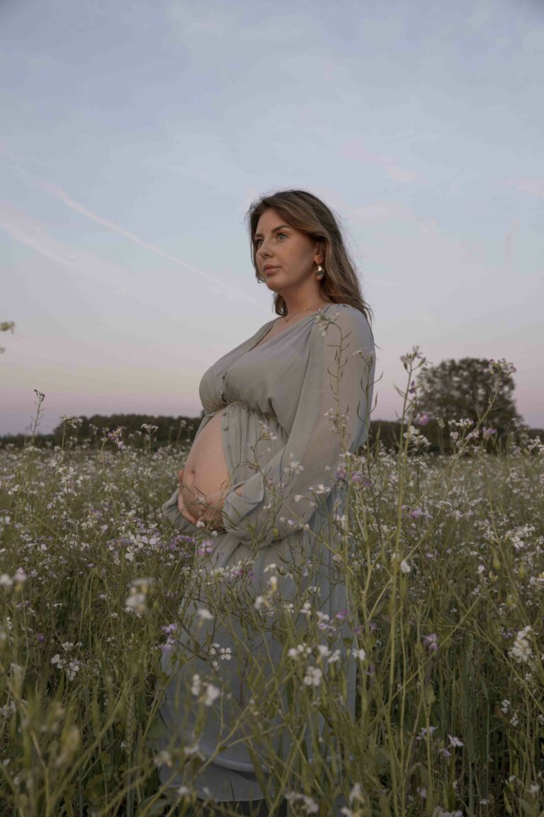 Zwangerschapshoot Apeldoorn gezin koppel babay mama bloemen heide gelderland