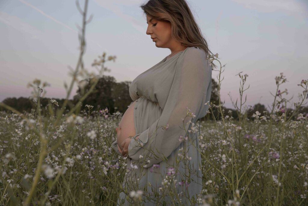 Zwangerschapshoot Apeldoorn gezin koppel babay mama bloemen heide gelderland