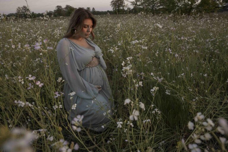 Zwangerschapshoot Apeldoorn gezin koppel babay mama bloemen heide gelderland goldenhour