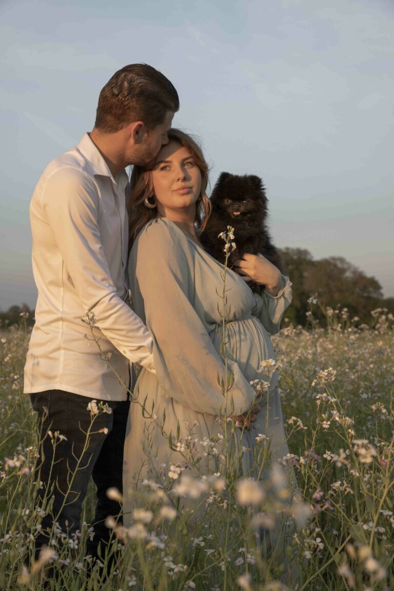 Zwangerschapshoot Apeldoorn gezin koppel babay mama bloemen heide gelderland