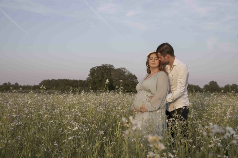 Zwangerschapshoot Apeldoorn gezin koppel babay mama bloemen heide gelderland