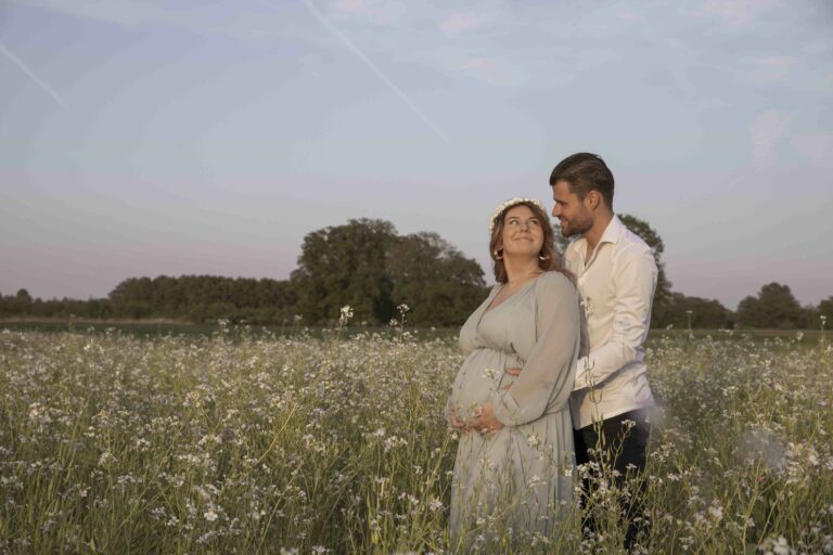 Zwangerschapshoot Apeldoorn gezin koppel babay mama bloemen heide gelderland