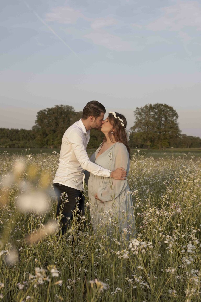 Zwangerschapshoot Apeldoorn gezin koppel babay mama bloemen heide gelderland