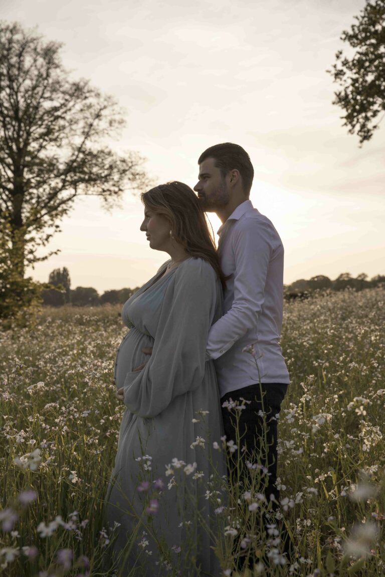 Zwangerschapshoot Apeldoorn gezin koppel babay mama bloemen heide gelderland