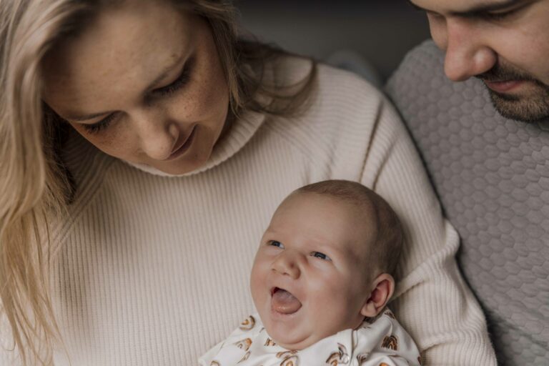 Newborn fotoshoot Apeldoorn baby shoot pasgeboren familie gezin Gelderland Beekbergen Teuge Twello Ugchelen Vaassen papa mama ouders