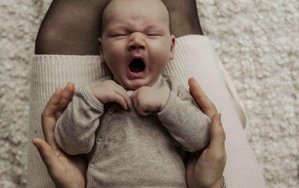 Pasgeboren baby Mats tijdens ontspannen newbornshoot in Kudelstaart