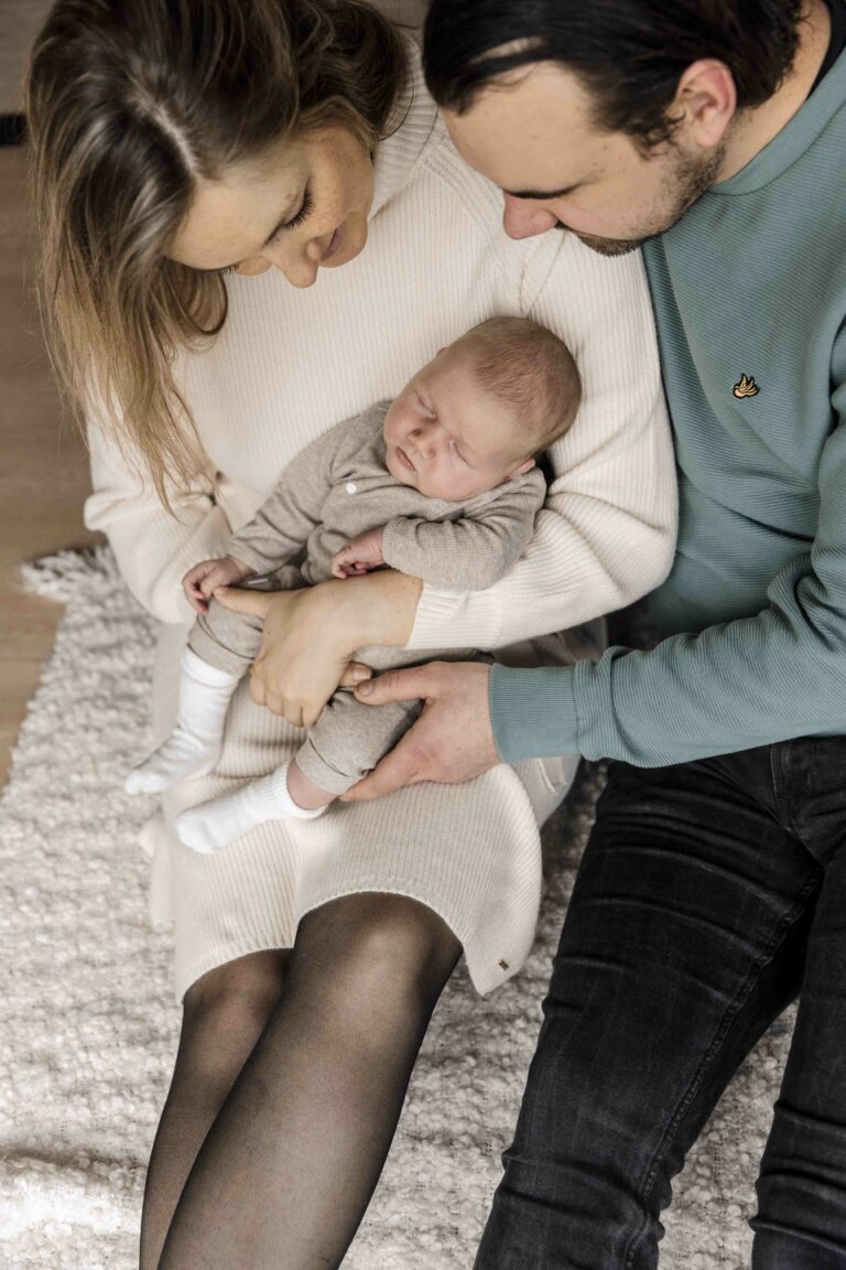 Newborn fotoshoot Apeldoorn baby shoot pasgeboren familie gezin Gelderland Beekbergen Teuge Twello Ugchelen Vaassen papa mama ouders