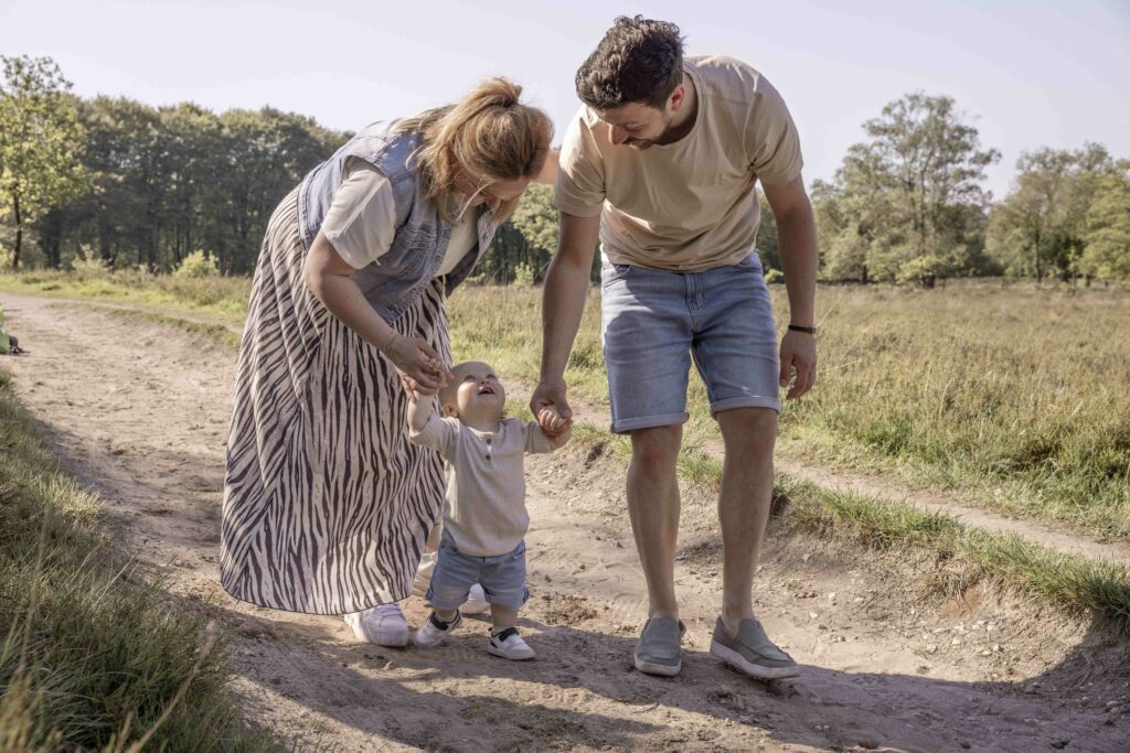 Gezin familie fotoshoot Apeldoorn zoon dochter 1 jaar kinderen shoot spontaan en oprecht