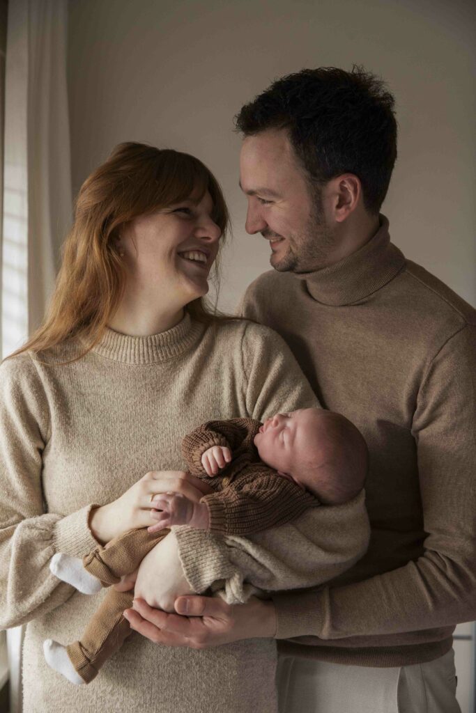 Ontspannen newbornshoot bij jullie thuis omgeving Apeldoorn. Neutrale kleding fotoshoot