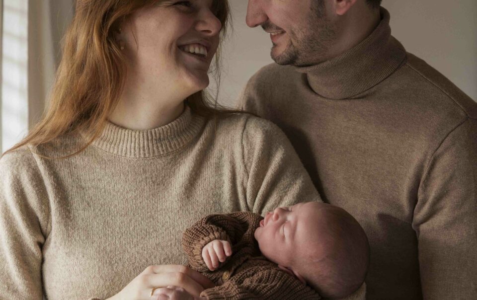 Ontspannen newbornshoot bij jullie thuis omgeving Arnhem Apeldoorn Neutrale kleding fotoshoot