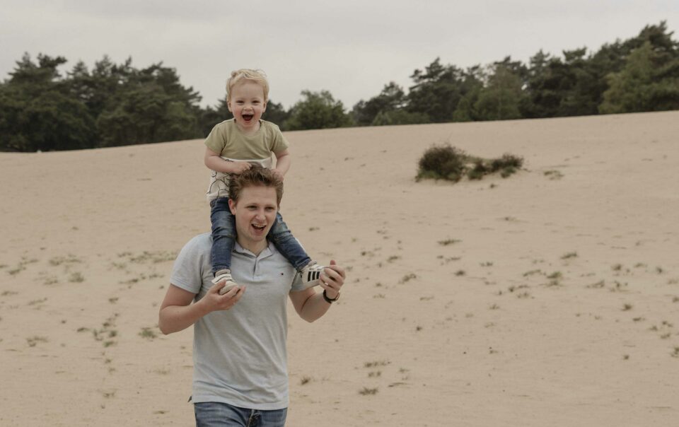 “Spontane familieshoot in Apeldoorn, waarbij echte momenten en natuurlijke emoties centraal staan.”