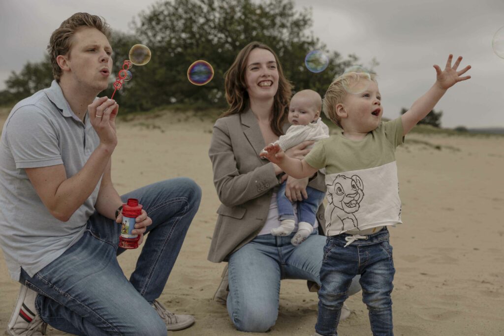 “Spontane en ongedwongen familieshoot in Apeldoorn: leg echte momenten en liefdevolle connecties vast in een ontspannen setting. Leuk voor kinderen”