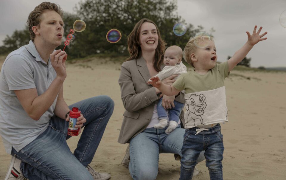 “Spontane en ongedwongen familieshoot in Apeldoorn: leg echte momenten en liefdevolle connecties vast in een ontspannen setting. Leuk voor kinderen”