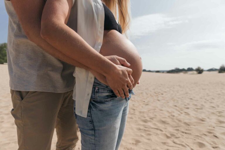 “Een bijzondere zwangerschapsfotoshoot in een bloemenveld bij Apeldoorn, vastgelegd tijdens golden hour – een prachtige herinnering aan deze unieke tijd.”