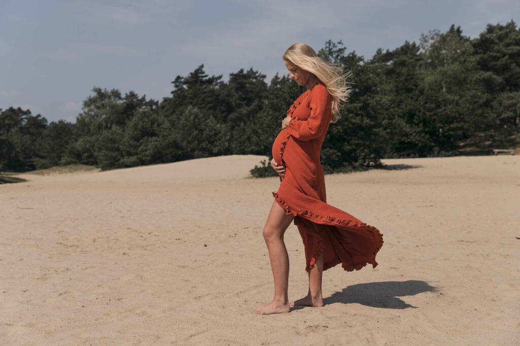 Zwangerschapsshoot Kootwijkerzand spontaan fotograaf apeldoorn