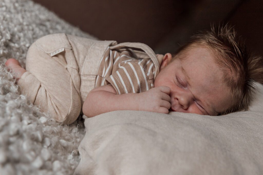 Spontane lifestyle Newbornshoot bij jullie thuis Apeldoorn baby fotoshoot