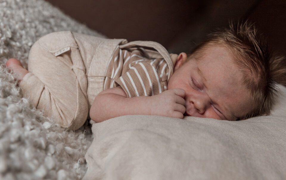Spontane lifestyle Newbornshoot bij jullie thuis Apeldoorn baby fotoshoot