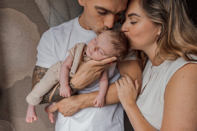 Spontane lifestyle Newbornshoot bij jullie thuis Apeldoorn baby fotoshoot