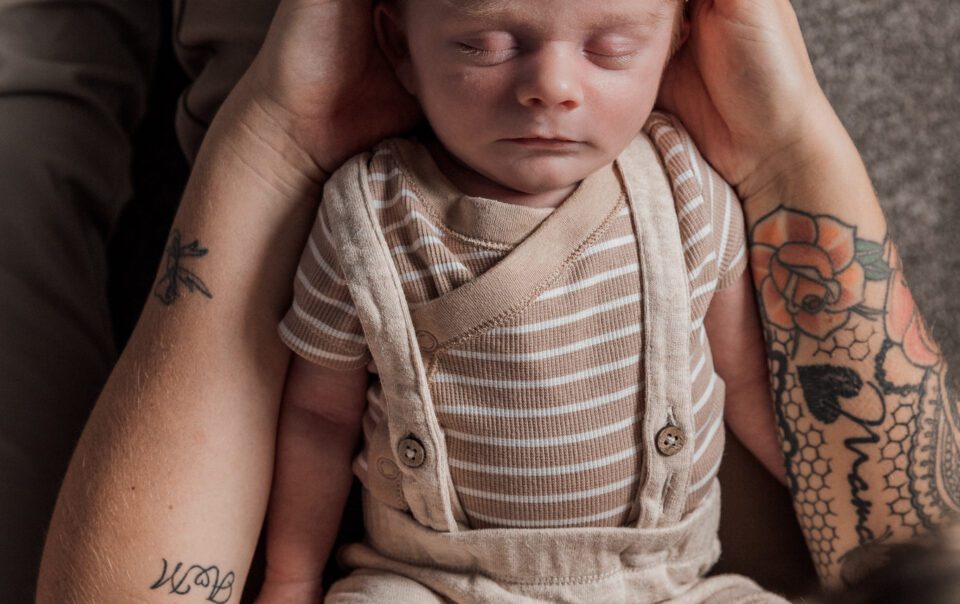 Spontane lifestyle Epe Newbornshoot bij jullie thuis Apeldoorn -foto's van jullie pasgeboren baby Gelderland