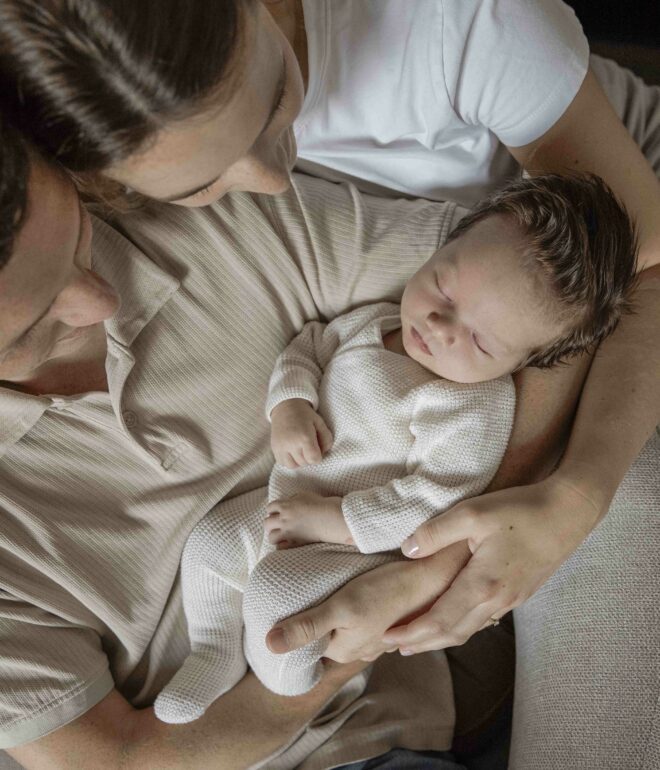 Newbornshoot-Apeldoorn-lifestyle-bij-jullie-thuis, baby met veel haar pasgeborenbaby