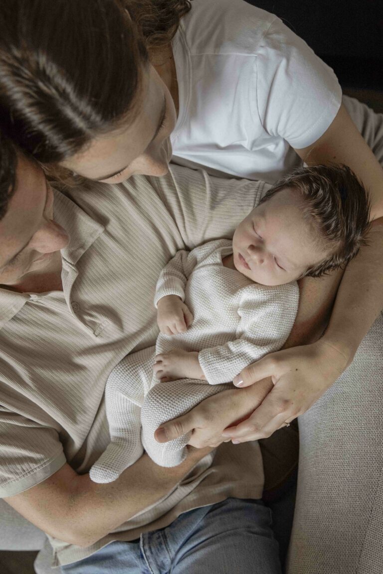 Newbornshoot-Apeldoorn-lifestyle-bij-jullie-thuis, baby met veel haar pasgeborenbaby