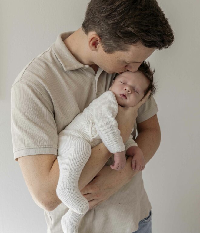 “Newbornshoot cadeaubon: het perfecte cadeau voor aanstaande ouders in Apeldoorn en omgeving, vastgelegd in een spontane en natuurlijke stijl.”