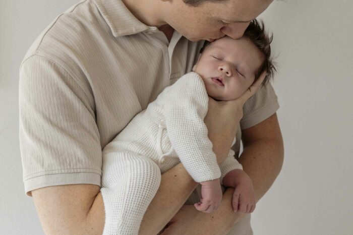 “Newbornshoot cadeaubon: het perfecte cadeau voor aanstaande ouders in Apeldoorn en omgeving, vastgelegd in een spontane en natuurlijke stijl.”