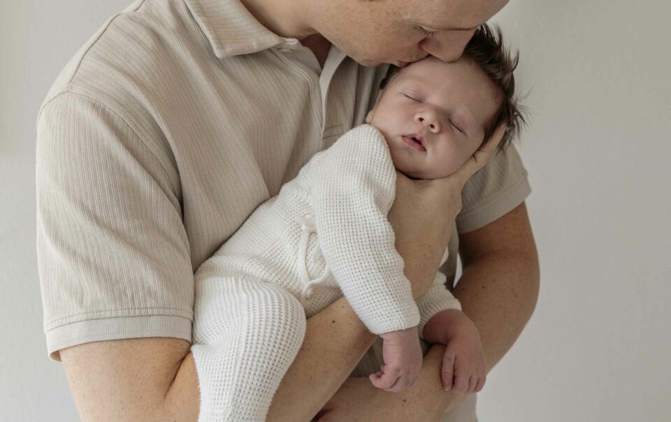 “Newbornshoot cadeaubon: het perfecte cadeau voor aanstaande ouders in Apeldoorn en omgeving, vastgelegd in een spontane en natuurlijke stijl.”