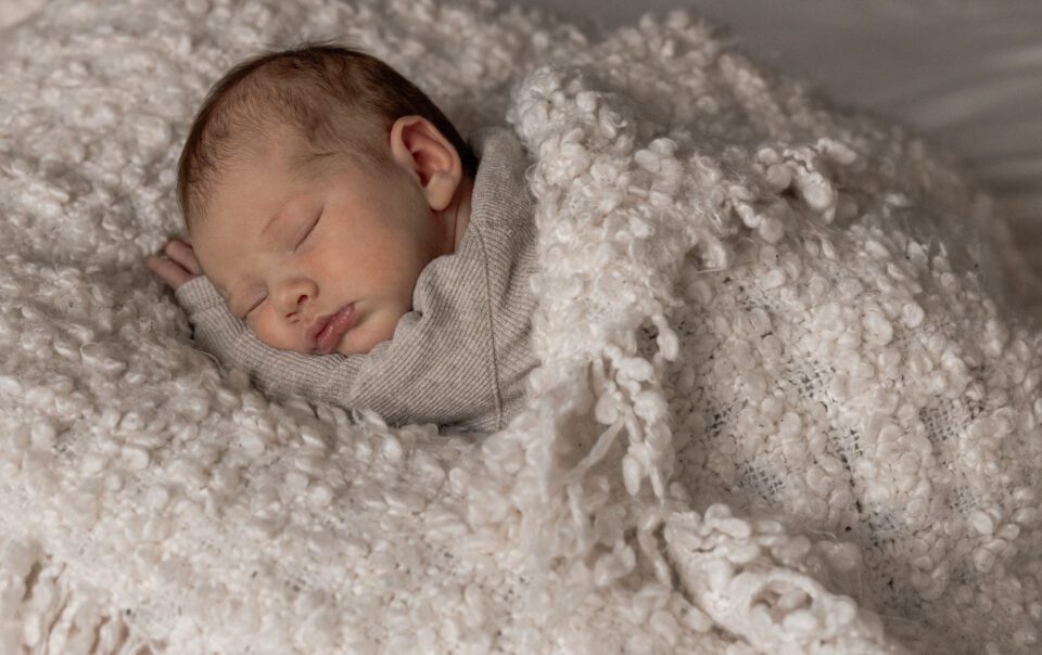 2 weken oude baby. Spontane lifestyle Newbornshoot bij jullie thuis Apeldoorn -foto's van jullie pasgeboren baby Gelderland
