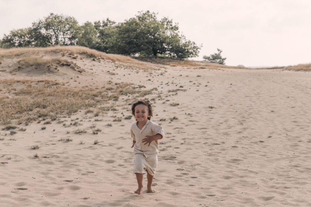 “Spontane familieshoot in Apeldoorn met kinderen, waarbij echte momenten en natuurlijke emoties centraal staan.”