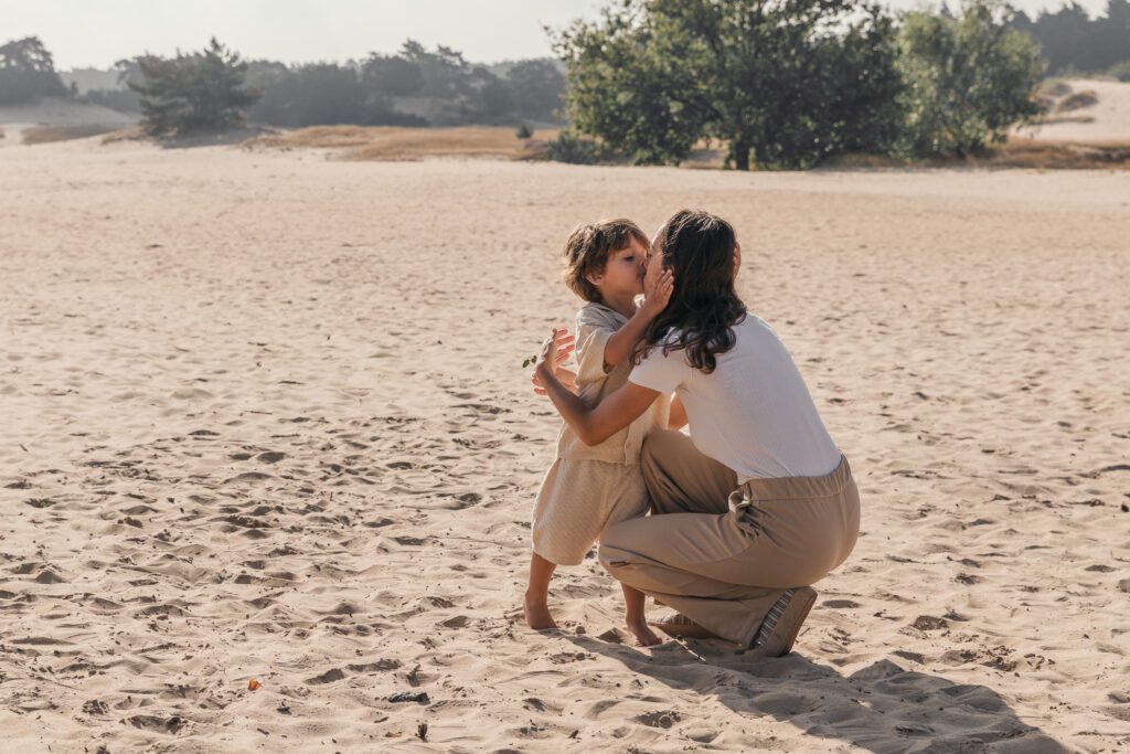 “Spontane familieshoot in Apeldoorn met kinderen, waarbij echte momenten en natuurlijke emoties centraal staan.”