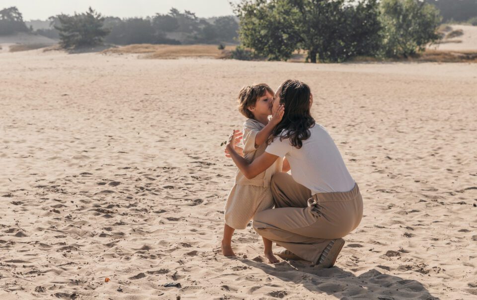“Spontane familieshoot in Apeldoorn met kinderen, waarbij echte momenten en natuurlijke emoties centraal staan.”