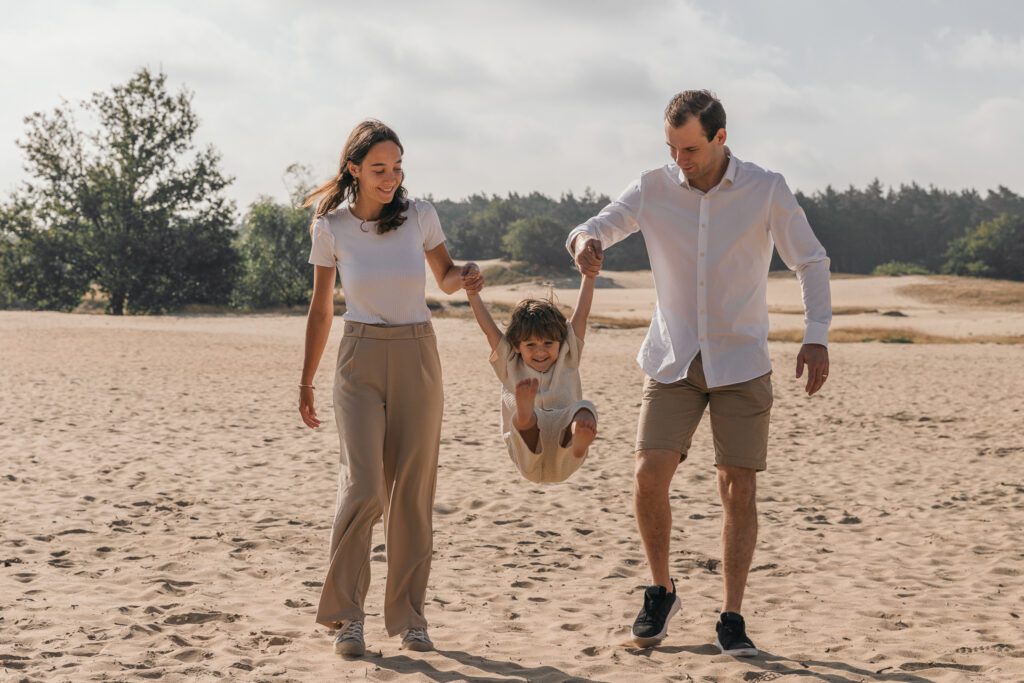 “Spontane familieshoot in Apeldoorn met kinderen, waarbij echte momenten en natuurlijke emoties centraal staan.”