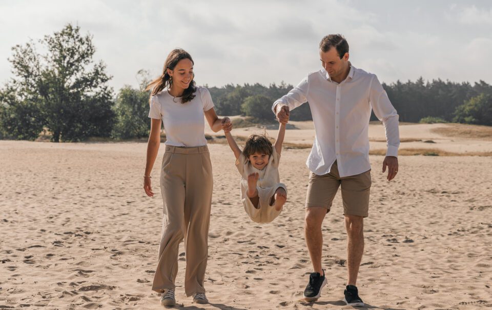 “Spontane familieshoot in Apeldoorn met kinderen, waarbij echte momenten en natuurlijke emoties centraal staan.”