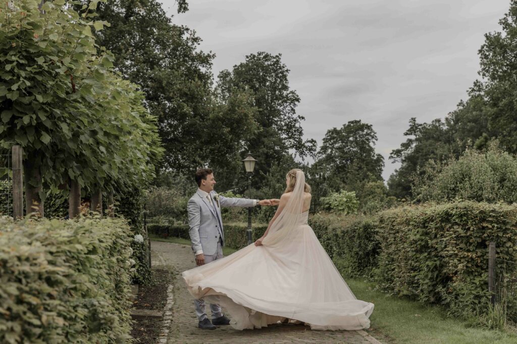 Warme sfeervolle en Spontane bruiloft fotografie gemaakt door een betaalbare trouwfotograaf bij de Twentse Brouwerij in Twente, ideaal voor bruidsparen uit Apeldoorn en Gelderland die zoeken naar natuurlijke en ongedwongen trouwfotografie.