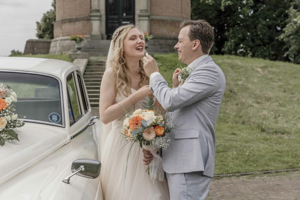 Loveshoot tijdens de bruiloft in een park, samen genieten op jullie mooie trouwdag. Spontane bruiloft fotograaf. Echte momenten vast gelegd trouw fotograaf