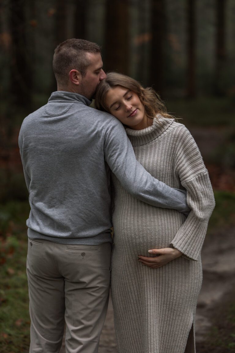 Zwangerschap fotoshoot in Apeldoorn, spontaan en ontspannen moment met partner in een natuurlijke omgeving.