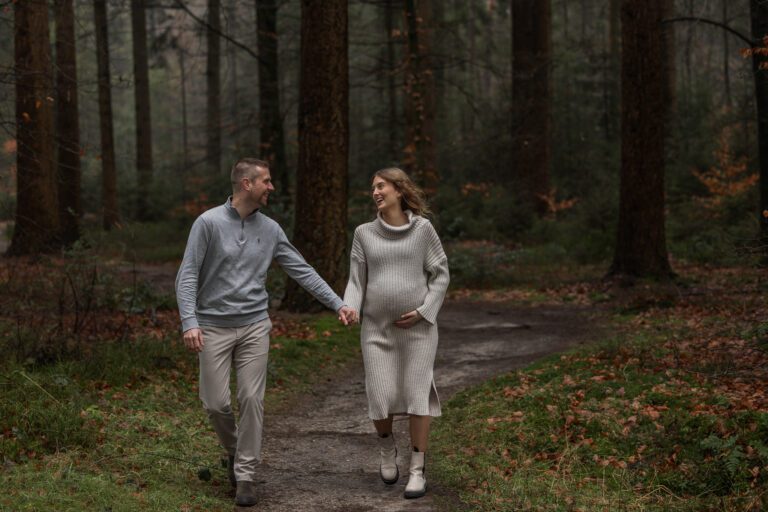 Zwangerschap fotoshoot in Apeldoorn, spontaan en ontspannen moment met partner in een natuurlijke omgeving.