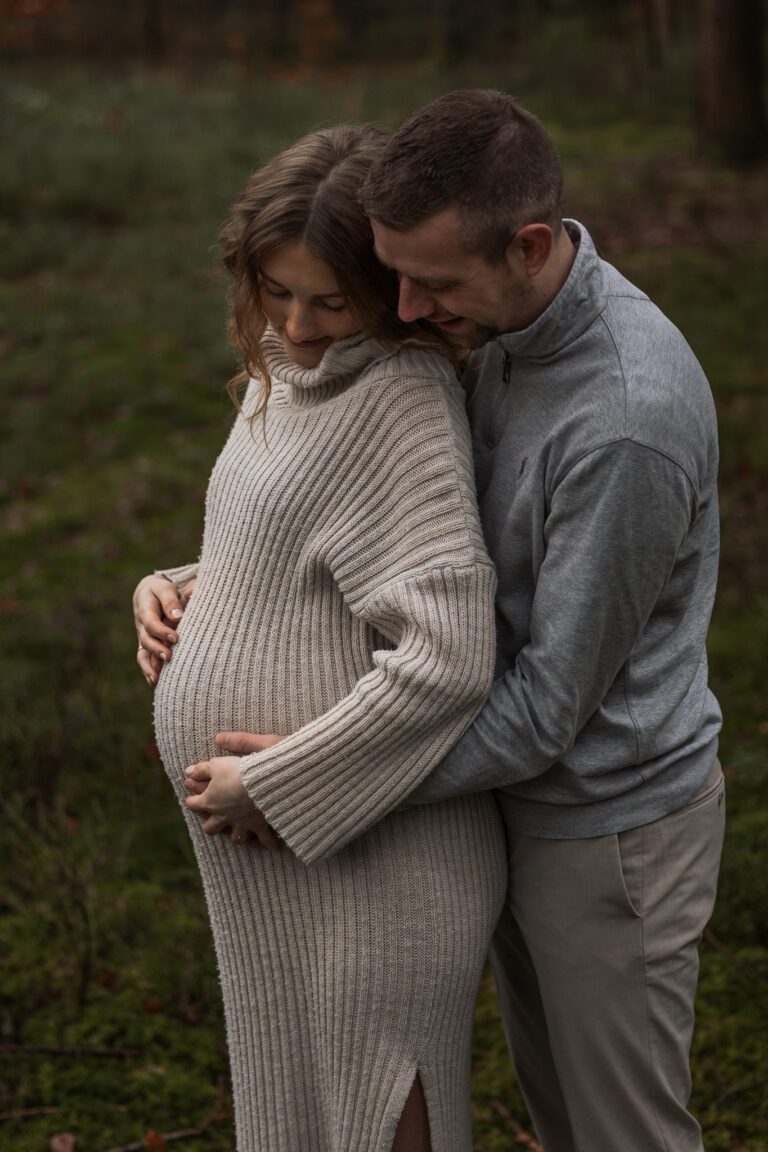 Zwangerschap fotoshoot in Apeldoorn, spontaan en ontspannen moment met partner in een natuurlijke omgeving.